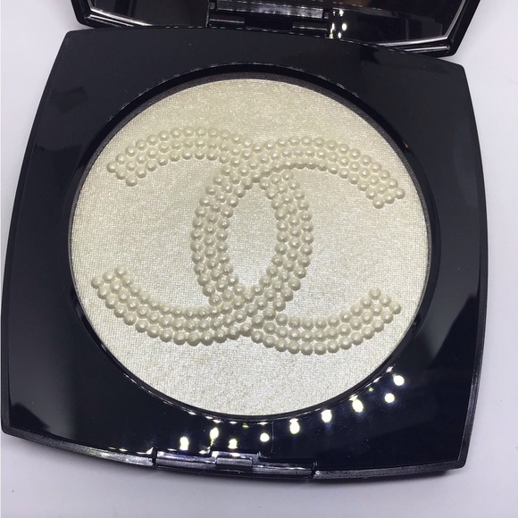 CHANEL Other - Les Symboles De Chanel Les Perles LE Oversized Illuminating Powder Pearly White